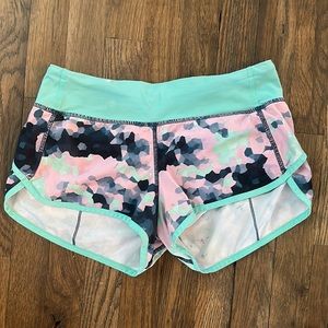 Lululemon speed up running shorts. Size 4, 2.5 in